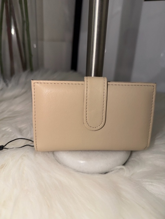 Handbags - Classic Neutral Snap-Closure
Women's Wallet - Beige